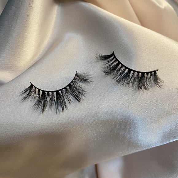 Palm Springs strip eyelash extension - Picture 1 of 3